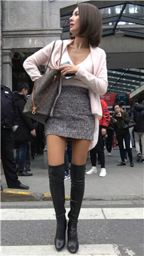 4K - 短裙丝袜美腿长筒靴性感街拍美女 [845 MB/MP4]