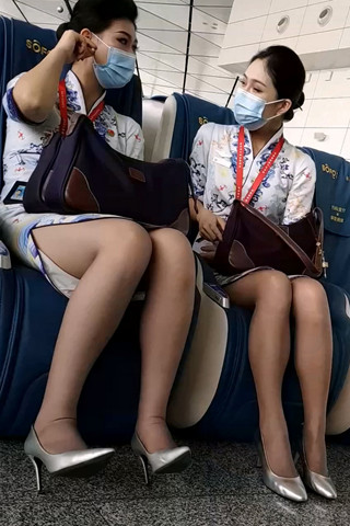 质感灰色丝高跟海航空姐按摩椅上聊天