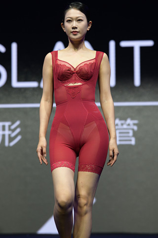 紫红色束身内衣模特