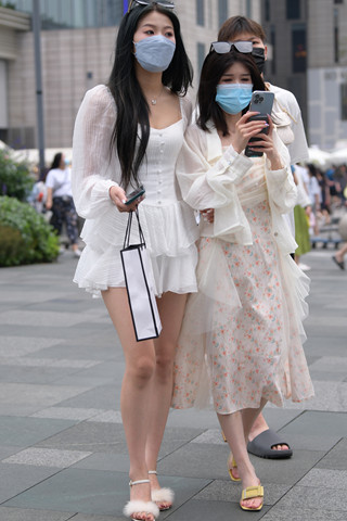 街拍白裙美腿姐妹