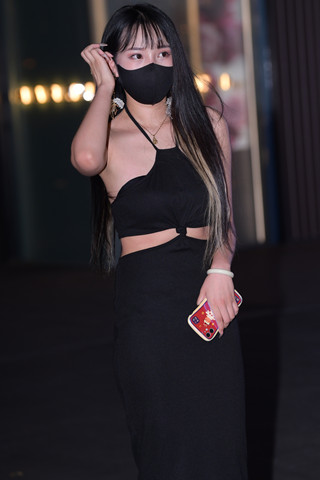 搭讪街拍黑色长裙，大眼睛女生