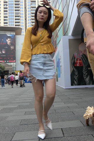 4K - 黄色衣服街拍美女 [1.65 GB/MP4]