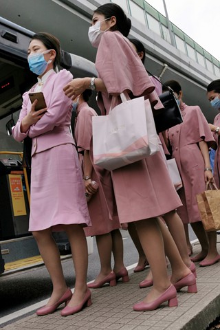 罕见超薄灰si空乘们互相试鞋震撼