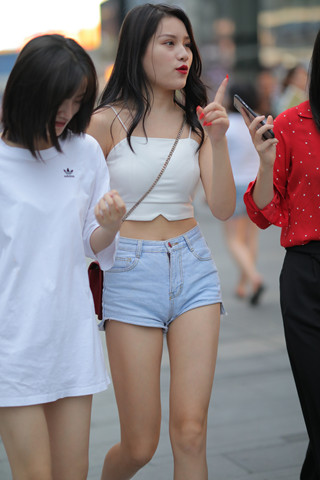 热裤小蛮腰美眉