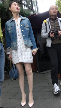 4K - 连衣裙，牛仔外套，高跟，丝袜美腿街拍美女 [1.07 GB/MP4]