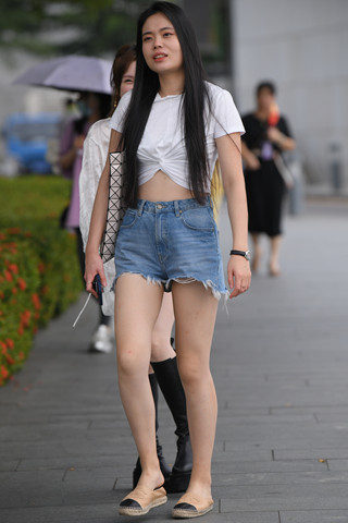 偶遇热裤美腿美眉