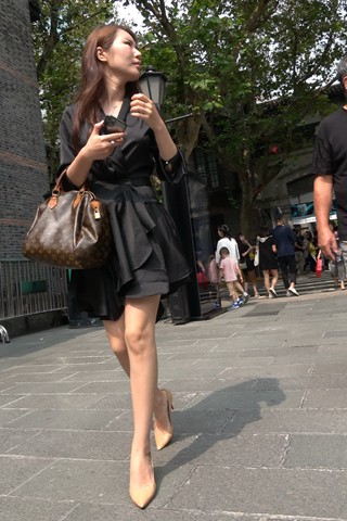 4K - 街拍米色高跟美妇 [1.71 GB/MP4]