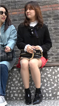 街拍红色短裙丝袜性感美女 [2.74 GB/MP4]