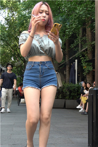 4K - 高颜值好身材街拍热裤吸烟女孩 [1.35 GB/MP4]