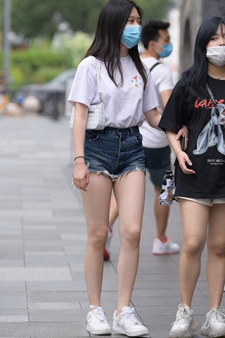 偶遇青春靓丽热裤小妞