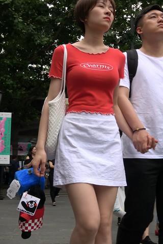 4K - 街拍干练的短发美女 [882 MB/MP4]