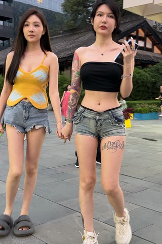 街拍一对热牛姐妹花