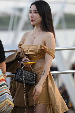 韵味低胸裙轻熟气质美妇 【图片➕视频】