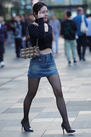 街拍嘿丝牛仔裙高跟朲槭
