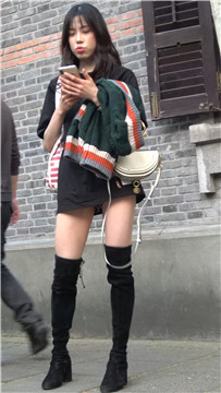 街拍黑色长靴性感美腿姑娘