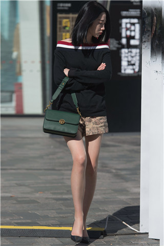 街拍丝袜美腿小姐姐