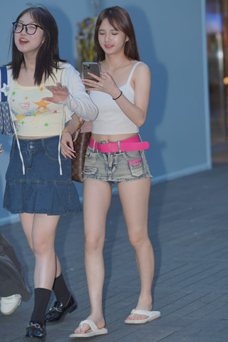 街拍人字拖小姐姐