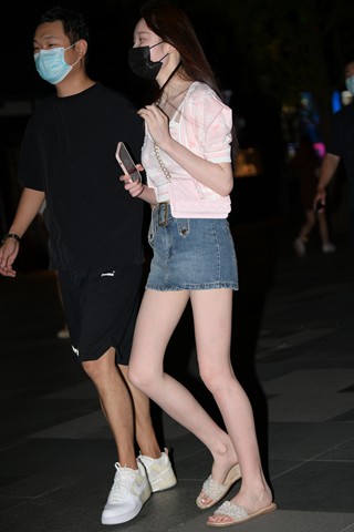 夜拍偶遇牛仔短裙小妹