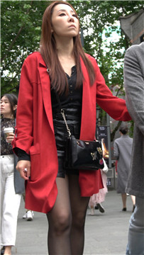 4K - 街拍红大衣黑丝高跟shu女 [1.56 GB/MP4]