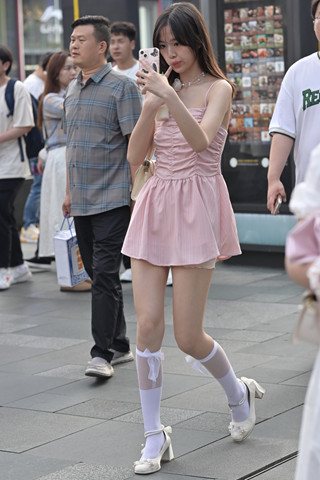 街拍粉色吊带裙小姐姐
