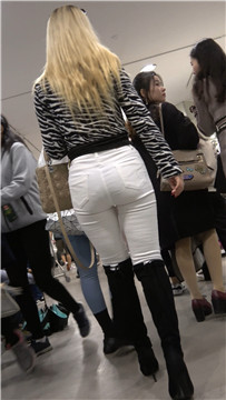 4K长靴紧身白裤街拍大洋马 [1.84 GB]