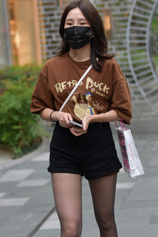 偶遇逛街的si袜小妹