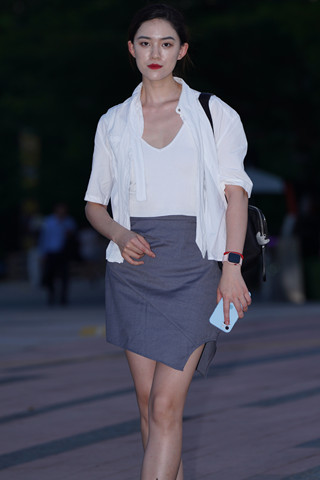 搭讪冷酷的长腿高挑美女