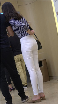 4K 好身材条纹T恤衫街拍紧身白裤美女 [0.99 GB]