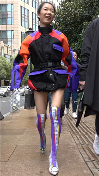 4K - 穿衣打扮有点另类的高跟街拍美女 [1.23 GB/MP4]