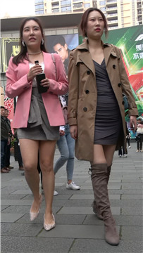 穿着挺时尚的街怕美女姐妹