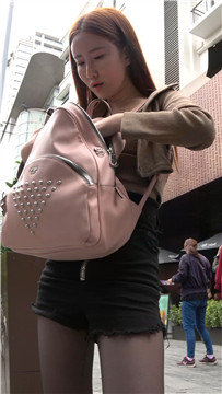 街拍高腰热裤黑丝街拍美腿美妇 [1.35 GB/MP4]