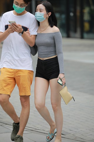 街拍黑色热裤女盆友