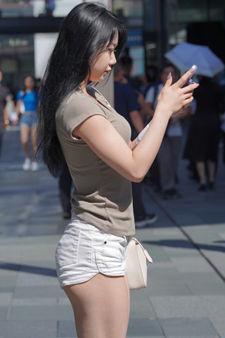 街拍白热裤运动鞋小姐姐