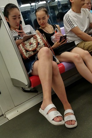 4K - 街拍美腿条纹T恤姑娘 [1.20 GB/MP4]