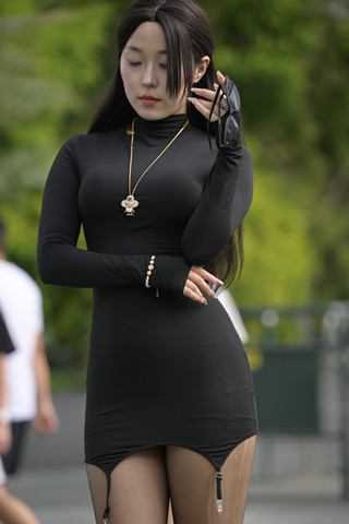 紧致包臀裙黑丝