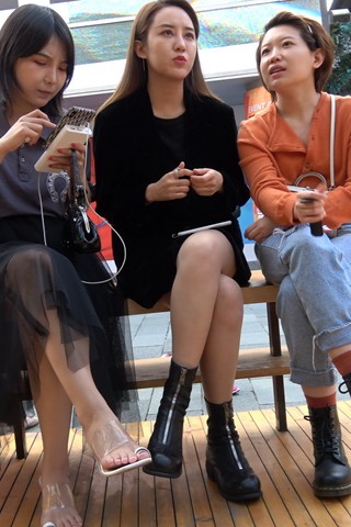 4K - 街拍美腿姐姐 [2.24 GB/MP4]