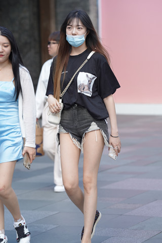 街拍青春热牛小妞与闺蜜