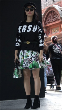 4k - 酷酷的墨镜美女摆拍 [1.41 GB/MP4]