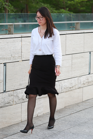 街拍白衬衫黑丝美眉