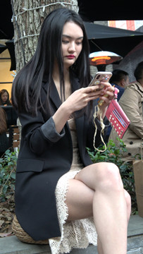 4K - 性感美腿连衣裙街拍美女 [1.48 GB/MP4]