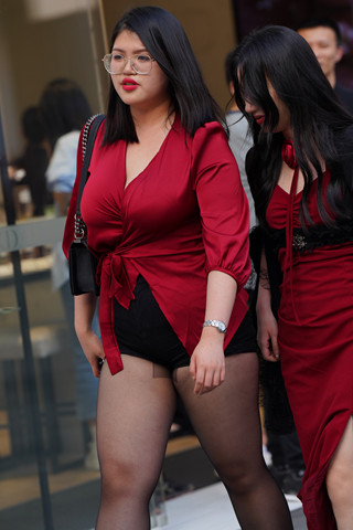 红唇红裙丰腴黑丝