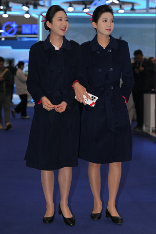 长龙空姐-长袍俩空姐