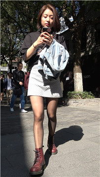 4K - 街拍黑丝大头皮鞋黑衣服MM [1.38 GB/MP4]