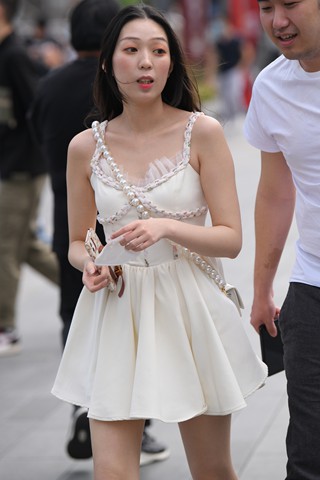 街拍吊带白裙美眉