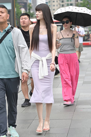 街拍苗条又高挑的小姐姐