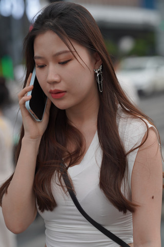 打电话的短裙美眉