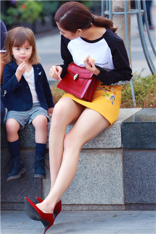 街拍红色高跟美女辣妈