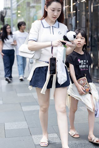 街拍轻熟白皙美腿朲槭