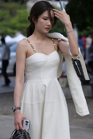 吊带白裙韵味时尚美女