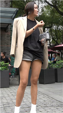 街拍美腿美女大姐大 [1.84 GB/MP4]